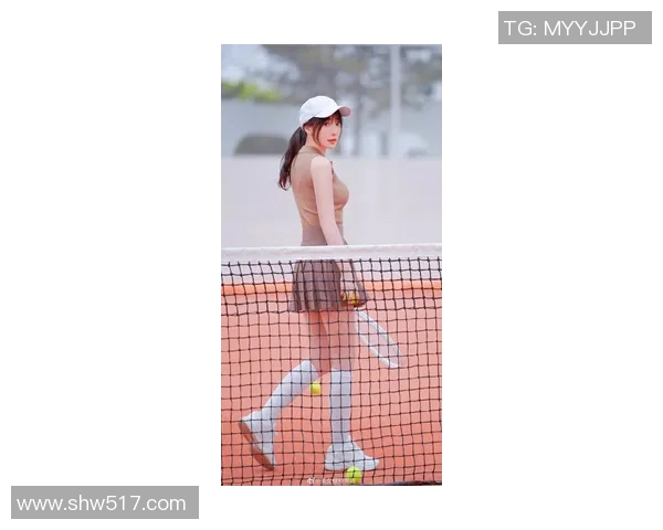 柳岩化身足球明星挑战赛场展现惊人球技与魅力瞬间